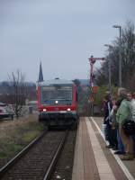928 695-6 fhrt soeben in den Haltepunkt Sinsheim Museum ein. Der wegen der Modellbahnmesse ziemlich voll war!