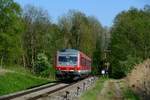 An der Bodenseegürtelbahn kann man noch alte Sicherungstechnik bewundern. Am 22. April 2018 hat der 629 002 das Einfahrtsignal von Enzisweiler passiert und strebt nun als RB 22722 dem nächsten Haltepunkt Wasserburg entgegen.