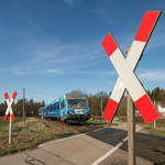 Kleiner Bahnübergang nördlich von Kastl an der Strecke Tüssling - Burghausen. 628 423 in der Bahnland-Bayern-Farbgebung ist auf dem Weg nach Burghausen. 22.03.2019

Hersteller: DUEWAG
Fabriknummer: 90357
Abnahmedatum: 06.09.1993
Erst-Bw: Hof
Beheimatung z.Z.d. Aufnahme: Mühldorf
UIC-Nr. z.Z.d. Aufnahme: 95 80 0628 423-5 D-DB
Betreibernr. z.Z.d. Aufnahme: 628 423
ursprüngl. Fahrzeugnr.: 628 423-6
Eigentümer z.Z.d. Aufnahme: DB Regio
Radsatzfolge: 2'B'+2'2'
Vmax (km/h): 120
Leistung (kW): 410
Dienstmasse (t): 67
LüP (mm): 45.400