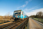 628 423 in der Bahnland-Bayern-Farbgebung überfährt auf seinem Weg von Burghausen nach Mühldorf am 22.03.2019 die Alzbrücke bei Burgkirchen.
