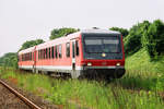 17. Juni 2005, Tw 628 250 verlässt den (insektenfreundlichen) Bahnhof Laufen in Richtung Landshut. 