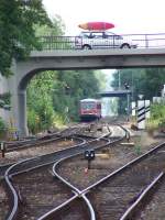 Ferienbeginn in Bayern und Baden-Wrttemberg. Whrend sich Urlauber von Biberach(Riss) auf den Weg in den Urlaub machten, fuhr die Br.628 336-0 in das Gleisvorfeld des Bahnhofs Biberach(Riss) ein und erreichte schlielich den Bahnhof. Aufgenommen am 27.Juli 2007.