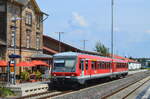 In der Mittagssonne des 1. August 2014 zeigte sich 628 474 mit dem Steuerwagen voraus als RB35 Worms-Bingen am Bahnhof Worms-Pfeddersheim. 