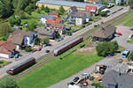 Der Dahner Felsenland-Express hält hier auf der Fahrt von Bundenthal-Rumbach nach Hinterweidethal Ost in seinem namensgebenden Bahnhof Dahn.
