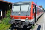 Am 4.8.2022 wartet  628 570 mit der RB 52 nach Aschau auf Gleis 1a im Bahnhof Prien am Chiemsee.
