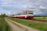 NEG 628 071-2 (VT 71) verlässt mit drei Kurswagen und einem Heizwagen Deezbüll zur Fahrt nach Dagebüll Mole.