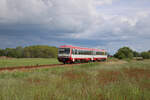 neg 628 071-2 dieselt von Dagebüll Mole nach Niebüll und ist hier gerade auf der Kleinbahn zwischen Maasbüll und Deezbüll unterwegs.