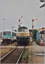 Die DB 218 404-2, die Zuglok des IR 461, welche den Zug von Stuttgart(?) oder Ulm(?) nach Friedrichshafen gebracht hat, muss ihre Rangierfahrt kurz unterbrechen, da ein DB VT 628/928 in Richtung