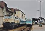 Die DB 218 445-5 mit dem IR 461 von Trier nach Landeck in Friedrichhafen Stadtbahnhof. Auf Gleis 2 steht ein VT 628/928. 

Analog Bild vom 30. Mai 1995