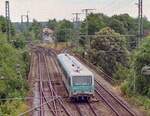 Blick von der Brücke der Schießbergstraße nach Süden auf die Jagstbrücke in Crailsheim: Am 18.7.00 fuhr ein mintgrüner 628 nach Lauda ab. 