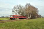 Von Wörlitz kommend passiert 628 225 der CLR auf dem Weg nach Dessau am 19.03.23 die Grünflächen nördlich von Oranienbaum.