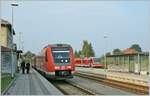 In Hergatz auf Gleis 1 macht der DB 612 091 auf der Fahrt von Lindau Hbf nach München eine kurzen Stop während im Hintergrund auf Glies 3 der DB 928 350 nach Aulendorf auf Anschlussreisende
