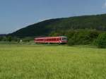 Ein Triebzug der Baureihe 628 ist im Sommer 2007 auf der Brenzbahn zwischen Aalen und Ulm Hbf unterwegs.