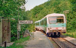 928 243 erreichte am 10.8.96 den einsam im Wald gelegenen Haltepunkt Wasserzell.