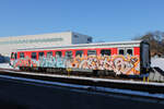 Am 14.02.2026 stand 628 509 in Niebüll. Nach einer Entgleisung im September 2020 wurde der Triebwagen zum Ersatzteilspender. Am 01.08.2025 wurde er ausgemustert.