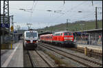 DB RegioNetz Südostbayernbahn 218 422-4 beförderte am 11.03.2026 den VT 628 565 von Kassel nach Mühldorf/Inn. Die Lokomotive hatte in den letzten Wochen im DB Werk Cottbus eine Hauptuntersuchung incl. Neulackierung erhalten und der Dieseltriebwagen war zu Wartungsarbeiten in Kassel. Auf der insgesamt dreitägigen Reise vom brandenburgischen Cottbus ins bayerische Dieselparadies Mühldorf wurde auch der VT 628 566 von Chemnitz nach Kassel mitgenommen. Am dritten Tag der Tournee machte die illustre Fuhre Station im mainfränkischen Würzburg. Die Elektrolokomotive links im Bild, Railpool/Adesso Rail 6193 167, versperrte mit ihrem Containerzug die Sicht auf die beiden Dieselfahrzeuge, s. d. der Lokführer nach kurzer telefonischer Absprache für das Foto sich mit ihnen passend in Szene setzte. 