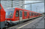 DB RegioNetz Südostbayernbahn 218 422-4 beförderte am 11.03.2026 den VT 628 565 von Kassel nach Mühldorf/Inn. Die Lokomotive hatte in den letzten Wochen im DB Werk Cottbus eine Hauptuntersuchung incl. Neulackierung erhalten und der Dieseltriebwagen war zu Wartungsarbeiten in Kassel. Auf der insgesamt dreitägigen Reise vom brandenburgischen Cottbus ins bayerische Dieselparadies Mühldorf wurde auch der VT 628 566 von Chemnitz nach Kassel mitgenommen. Am dritten Tag der Tournee machte die illustre Fuhre Station im mainfränkischen Würzburg und konnte dabei mit der Kamera dokumentiert werden.