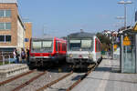 Während 628 655 eine kurze Pause einlegt, bevor es als RB 12873 nach Kaiserslautern geht, fahren 628 501 und 628 453 als RB 12868 auf dem Gleis daneben ein. (Kusel, 23.03.2026)