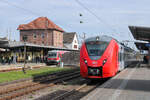 Einmal im Jahr, an Karfreitag, fahren Züge auf der Niedtalbahn über Niedaltdorf hinaus bis nach Bouzonville. Dieses Jahr waren 628 453, 628 471, 628 655 und 628 693 im Einsatz. Während der Tag zum Großteil bewölkt war, kam gegen Abend die Sonne heraus. 628 693 ist gerade als RB 12793 aus Bouzonville in Dillingen (Saar) angekommen und trifft dort auf 1440 024 als RB 12578. (03.04.2026)