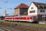 Einmal im Jahr, an Karfreitag, fahren Züge auf der Niedtalbahn über Niedaltdorf hinaus bis nach Bouzonville. Dieses Jahr waren 628 453, 628 471, 628 655 und 628 693 im Einsatz. Während der Tag zum Großteil bewölkt war, kam gegen Abend die Sonne heraus. 628 693 fährt von Gleis 1 aus, um dieses frei für 628 453 und 628 655 als RB 12798 zu machen, bevor er sich ans Zugende setzt und es zu dritt weiter nach Bouzonville geht. (03.04.2026)