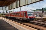 Der Dieseltriebzug 928 489 / 628 489 (95 80 0928 489-3 D-DB / 95 80 0628 489-6 D-DB) der DB Regio steht am 17 Juni 2013 im Hauptbahnhof Trier.

Der Dieseltriebzug (VT/VS) wurde 1993 von der Linke-Hofmann-Busch GmbH (LHB) in Salzgitter-Watenstedt unter den Fabriknummern VT628-127-1 und VS628-127-2 gebaut. Seit Ende 2015 ist er z-gestellt und steht im Stillstandsmanagement Karsdorf.

Der zweiteilige Diesel-Triebzug VT 628.4 (BR 628.4/928.4) ist eine Weiterentwicklung der 1. Bauserie (628.2), deren Entwicklungsarbeit von der Firma DUEWAG in Zusammenarbeit mit dem damaligen Bundesbahn-Zentralamt München durchgeführt wurde. Zwei Mehrzweckräume mit Stellplätzen für Rollstuhlfahrer, Kinderwagen und/oder Fahrräder an den jeweiligen Enden des Triebzuges, eine Toilettenanlage in Triebzugmitte, die zwangsbelüfteten Fahrgasträume gehören zur Grundausstattung des Triebzuges.

Die Traktionsleistung gelangt (vom Motor) zu einem hydraulischen Getriebe, welches über einen Wandler und eine Kupplung verfügt. Dieselmotor und Getriebe sind elastisch unter dem Rahmen aufgehängt. Über Gelenkwellen und Radsatzgetriebe werden jeweils die Achsen am Kurzkuppelende gelegene Drehgestell des Triebwagens angetrieben. Im hydraulischen Getriebe integriert ist ein im Stillstand pneumatisch schaltbares Wendegetriebe zum Fahrtrichtungswechsel.

TECHNISCHE DATEN:
Spurweite: 1.435 mm (Normalspur)
Achsformel: 2'B' + 2'2'
Gattungszeichen: BD (Triebwagen) / ABD (Steuerwagen)
Leistung: 485 kW (660 PS)
Motor: wassergekühlter MTU-Unterflur-Dieselmotoren MTU 12 V 183 TD 12
Höchstgeschwindigkeit: 120 km/h
Gesamtgewicht:	79,9 t
Länge über Puffer: 46.400 mm
Drehzapfenabstände: 15.100 mm / 7.700 mm / 15.100 mm
Achsabstand im Drehgestell: 1.900 mm
Fußbodenhöhe über SO: 1.210 mm
Trieb- und Laufraddurchmesser: 770 mm
kleinster befahrbarer Gleisbogenhalbmesser: R 125 m
Sitzplätze: 12 (in der 1.Klasse) / 132 (in der 2. Klasse)

