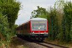 628 693 ist gemeinsam mit 628 611 als RE6 nach Neustadt zwischen Kandel und Winden unterwegs. Aufgenommen an einem Bahn�bergang kurz vor Kandel.

Kandel 18.08.2024