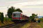 Nachschuss auf 628 693 zusammen mit 628 611 als RE6 nach Neustadt zwischen Kandel und Winden. Aufgenommen an einem Bahn�bergang kurz vor Kandel.

Kandel 18.08.2024