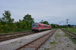 Auf dem Weg von Traunstein nach Traunreut war 628 432 als RB 27106. Gerade f�hrt er in den Bahnhof H�rpolding ein, der noch mit Formsignalen ausgestattet ist.