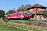 628 639 von Landshut nach Mühldorf am alten Bahnhofsgebäude von Götzdorf am 19.10.26.