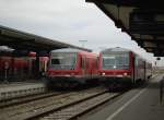 Der Triebwagen BR 628 570-5 nach Landshut HBF und der Triebwagen BR 928 627-9 nach Simbach am Inn.
