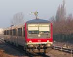 Als RE 10  Niers-Express  fhrt dieser Zug in den Bahnhof Kempen ein.