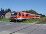 VT der BR628 653-8 in Doppeltraktion befindet sich hier gerade kurz vor dem S-Bahnhof Fredersdorf (b Berlin) auf seiner Fahrt in Richtung Berlin-Lichtenberg.