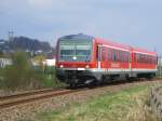 Der 628 581 am 13.04.2008 bei der Ausfahrt aus Pfarrkirchen Im Hintergrund ist die berhmte Gartelberg Kirche zu sehen.