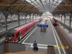 Links auf Gleis 6 steht 628 682-7 als RB 21674 nach Eutin und recht auf Gleis 7 fhrt 218 435-6 mit RE 21426 aus Hamburg Hbf. Der Zug fhrt als RE 21579 zurck nach Hamburg Hbf. 26.08.08.