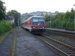 Der RE von Hagen nach Warburg verlt am 26.09.2008 den Bahnhof Arnsberg.