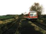 628 530-8 / 928 530-5 mit RB 12284 Coesfeld-Dorsten auf Bahnhof Lembeck am 29-10-2000. Die Gleise und Bahnsteige links sind nicht mehr da. Bild und scan: Date Jan de Vries.