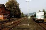 628 619-3/928 619-6 mit RB 34595 (Oberweser-Bahn) Bodenfelde-Gttingen auf Bahnhof Bodenfelde am 13-10-2001. Heute fahren hier nur moderne Triebwagen. Bild und scan: Date Jan de Vries. 