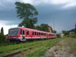 628/928 335 steht im Sommer 2008 bei bedrohlicher Gewitteratmosphre im ehemaligen Isnyer Teil des Keilbahnhofs von Leutkirch abgestellt. 5 Minuten spter gab es den totalen Wolkenbruch.