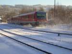 Der RE 17 verlt den Bahnhof Arnsberg auf der Fahrt Richtung Warburg.