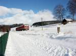 Winterstimmung auf der Strecke Hof - Bad Steben am 12.02.2009. Ein 628.4 wird bald den Bedarfshaltepunkt Klingensporn erreichen und Richtung Naila/Hof weiter fahren. Zum Glück habe ich hier noch den guten Uerdinger erlebt... Zwei Kilometer nach links gesehen in Marxgrün, wartet die Verbindung nach Thüringen durchs Höllental auf Reaktivierung. Die Initiative HOELLENNETZ kämpft für den Wiederaufbau von 5,5 Kilometer gewidmeter Infrastruktur, aber z.B. der ex-Ferrarifahrer Landrat Hering ist dagegen. Schade dass ausgerechnet meine Heimat von Komunalpolitikern geführt wird, die nicht über den Tellerrad blicken wollen!