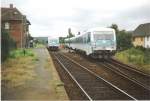 628er Zugbegegnung im Bahnhof Weimar auf der Strecke Kassel Volkmarsen, jetzt Kassel - Korbach Sd. Sommer 1993. Foto-Scan.