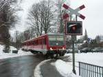 Februar 2009, der Winter hat auch die Strecke Hof - Bad Steben fest im Griff. Hier passiert ein 628.4 den Blinklicht-BÜ in Naila-Froschgrün. Man beachte die Anbringung des Andreas-Kreuzes, die aufgrund Platzmangel nur in liegender Art (wie bis in die 50er Jahre allg. verwendet) möglich war. Links der Straße gibt es noch so eines. Rechts grüsst die Stadtkirche. Normalerweise absolutes Gegenlicht, aber bei trübem Wetter digital umsetzbar ist dieser Blick...