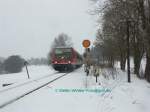 Winter in Rehau im Februar 2009. Die Zugkreuzung ist beendet, der 628 er aus Hof hat das Stadtgebiet von Rehau verlassen und fährt im Schneetreiben am Vorsignal vorbei Richtung Selb. Tja,  früher fuhren hier noch Güterzüge nach Tschechien via Selb-Plössberg - Asch.  Auch für eine Reaktivierung dieser Linie setzt sich eine Gruppe von Bahnfreunden ein, die diese direkte Linie nach Cheb (Eger) nicht preisgeben wollen ! Noch kann man, wie ersichtlich, hier ältere Technik sehen.