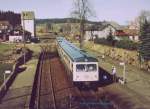 Bahhof Falls an der Strecke von Bamberg nach Hof. Es ist der 17.04.1983 als eine Garnitur aus 628005/015 und einem 627 in Sonderfahrt von der Lokalbahn aus Gefrees reinkommt. Schade dass ich damals so wenig Bilder ringsum machte. Schade auch dass in Oberfranken keiner was von modernem PNV wissen mchte... Alle wollten stets ein Auto haben. Die DB hat nahezu alle Nebenbahnen abgebaut und so beigetragen dass die Leute jetzt ein Auto brauchen um berhaupt mobil zu sein. Ich glaube dieser Bahnhof ist komplett zurckgebaut, die Nebenbahn nach Gefrees ist jedenfalls nicht mehr vorhanden, sogar der Bahnhof in Gefrees wurde abgebrochen....
Dia 13L41 aus meiner Sammlung.
