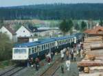 Ja was haben wir denn da Historisches? Ein Sonderzug mit 2x 628.0 in Nordbayern?  JA - ca. 1985 kam diese Fuhre nach hier in den Bahnhof Leupoldsdorf bei Wunsiedel. Das Gleis lag sogar noch bis in den ber dem Zug sichtbaren Steinbearbeitungsbetrieb. Damals fand hier auch noch Gterverkehr statt. Heute ist, wie blich, hier alles abgebaut. Schotter kann man noch finden.....