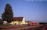 628 560 legt am 8. August 2002 auf seiner Fahrt von Burghausen nach Mhldorf
einen kurzen Halt im Bahnhof Tling ein.