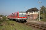 RE von Lbeck nach Bad Kleinen fhrt hier gerade am Stellwerk B1 in den Bahnhof Grevesmhlen ein. 23.04.2009