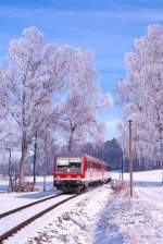 Am 24. Januar 2004 rollte 628 584 als RB 27382 von Wasserburg nach Grafing Bf durch die Birkenhecke von Ebersberg.