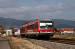 Schwerfllig beschleunigt der Ludwigshafener 628 293 als RB 18519 von Neustadt (Weinstrae) nach Karlsruhe am 7. Mrz 2009 aus Edesheim heraus.