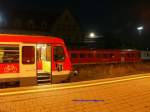 628 402  Stadt Mnchberg  ist am Abend des 2.12.2009 im Einsatz von Hof nach Selb Stadt. Hier vor der Abfahrt in Hof Hbf am Stutzengleis. Dahinter auf einem der Gleise vor dem ehem. Postgebude ein 612er. ber allem der Vollmond von der lngsten Vollmondnacht in 2009....Aufnahmezeitpunkt ca 17.30 Uhr